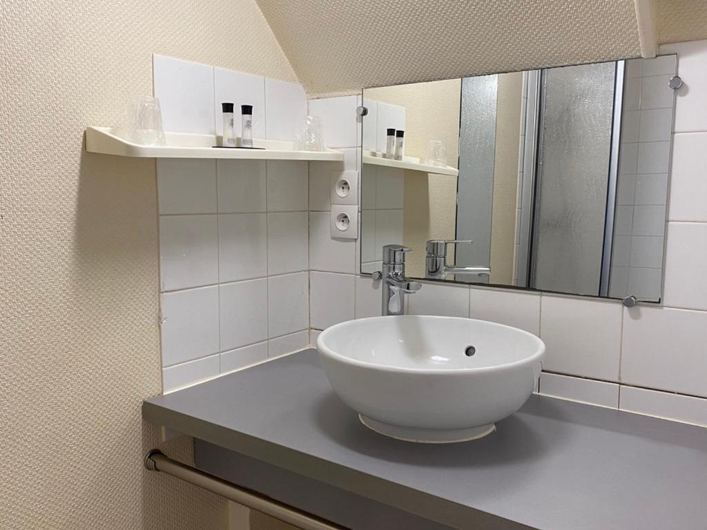 Hotel De La Poste Falaise  Bagian luar foto