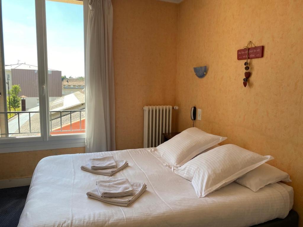 Hotel De La Poste Falaise  Bagian luar foto