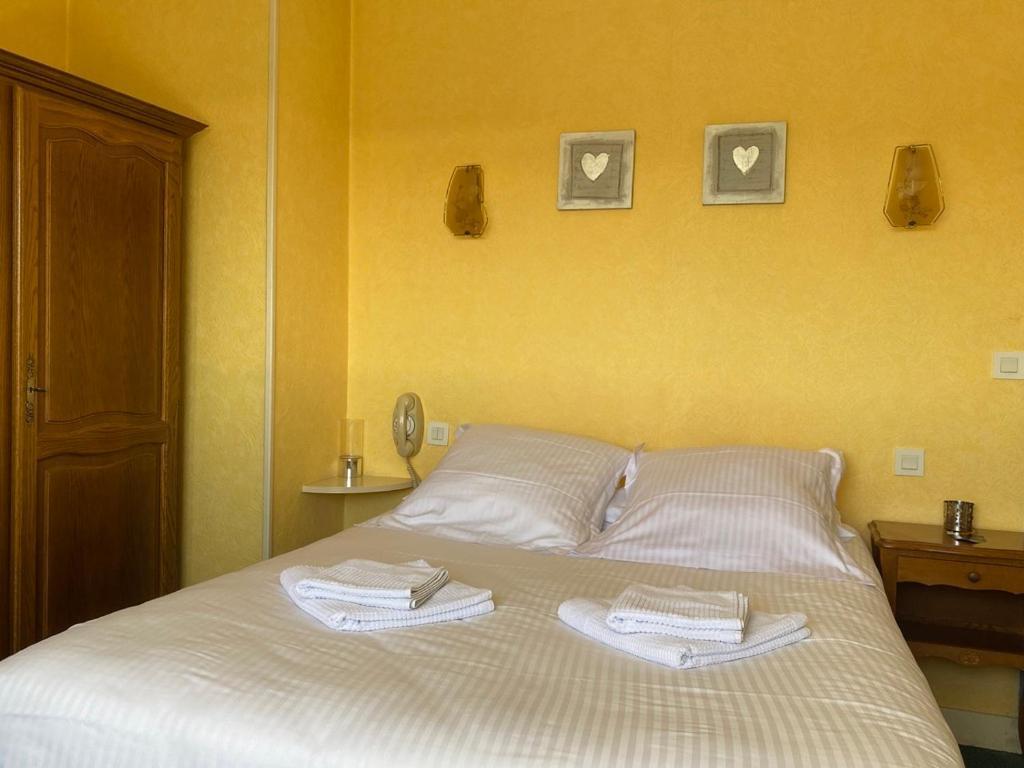 Hotel De La Poste Falaise  Bagian luar foto