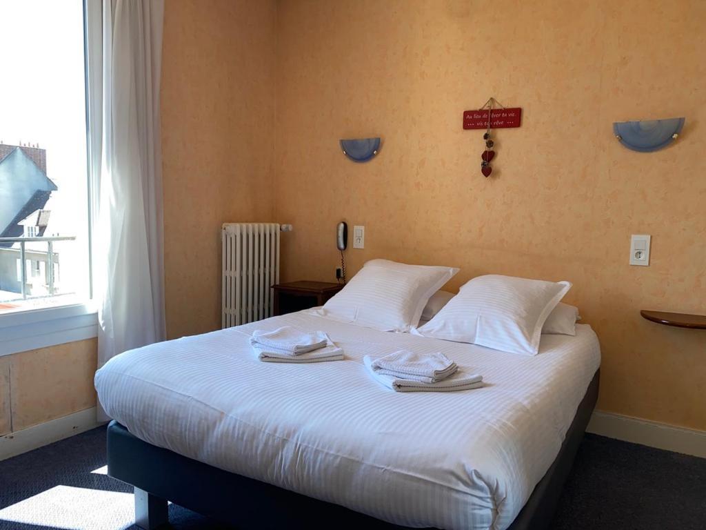 Hotel De La Poste Falaise  Bagian luar foto